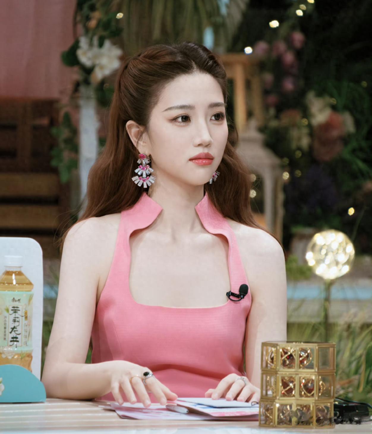 哇塞!最美主持人张纯烨粉色连衣裙,美成梦幻仙子!