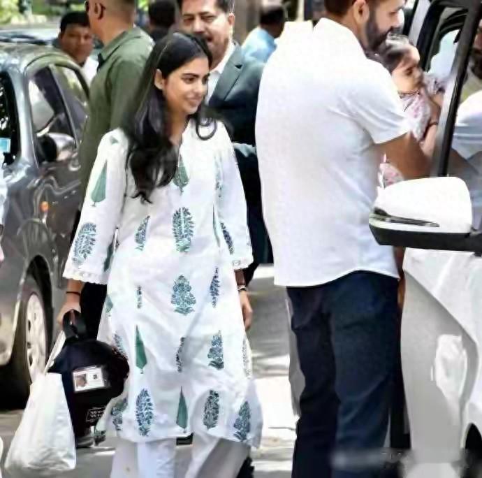 印度首富唯一的宝贝女儿，从来不化妆，就是素颜也不输女明星。