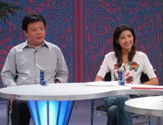 著名央视主持人刚强，为爱娶二婚春妮为妻，如今一家三口幸福美满