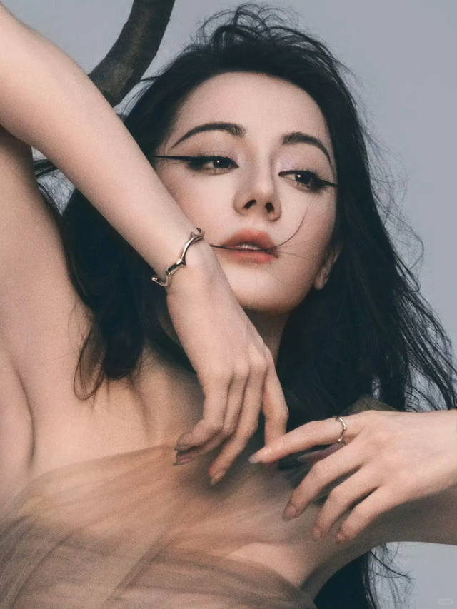 迪丽热巴《时装L'OFFICIEL》三月刊曝光,一起感受纯粹之力