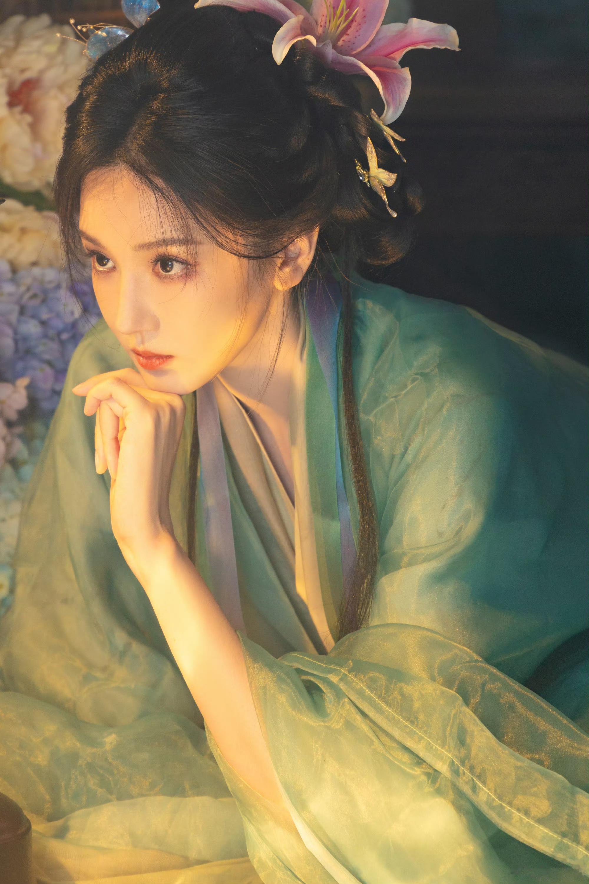 陈小纭不愧是体操出身，一颦一笑自带气质，古风到日常尽显惊艳！