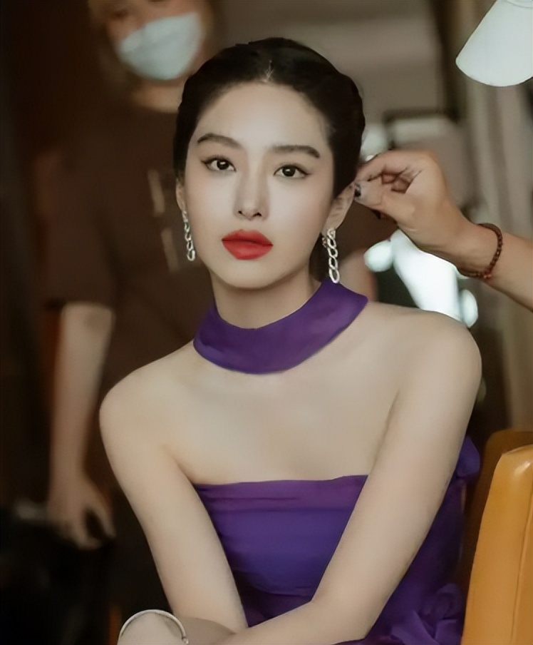 没了贵人撑腰，娱乐圈的看人下菜碟，在杨采钰身上展现得淋漓尽致