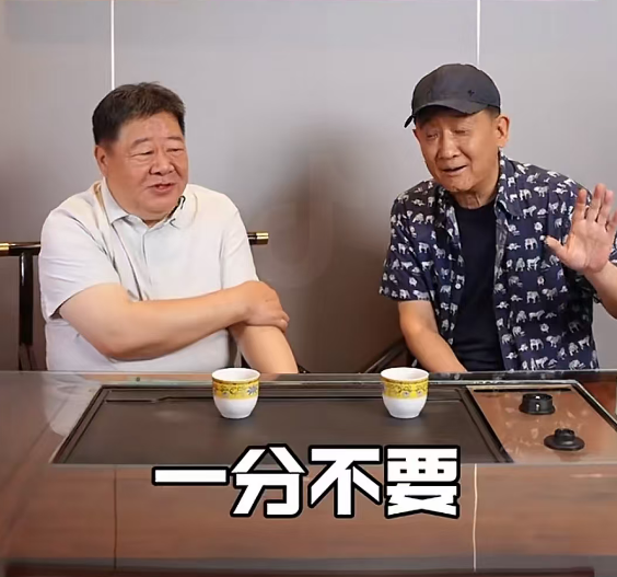 66岁梁天罕见现身，自家酒店接待刘金山 回忆一句歌词唱哭春晚导演