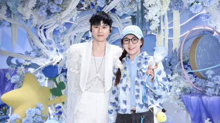 陈梦与妈妈现身张杰演唱会，网友大赞太漂亮了，妈妈跟陈梦提要求