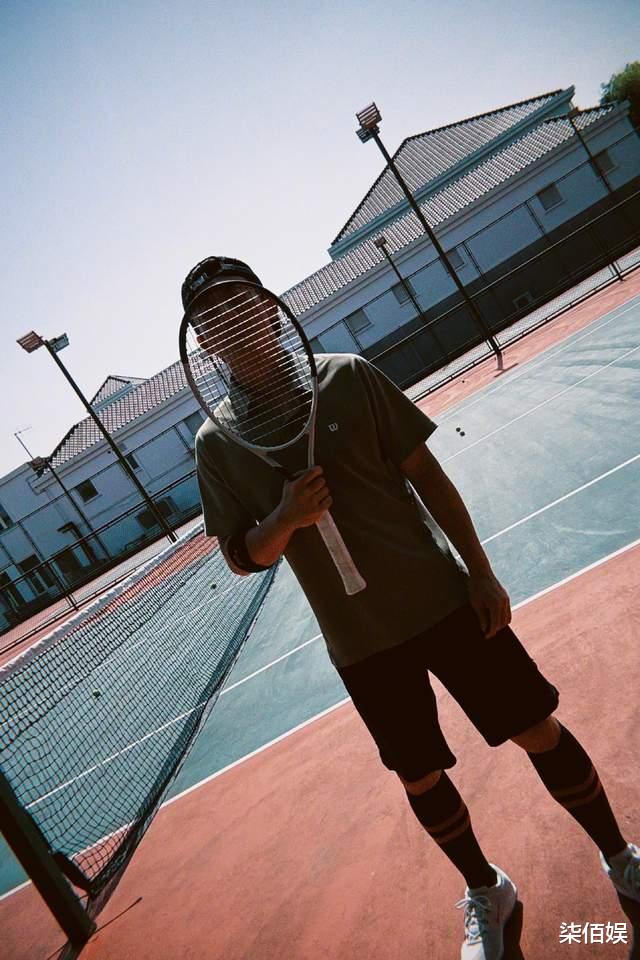 郑恺520晒一家五口日常，陪年迈父亲坐地铁，偷偷给他拍照很孝顺