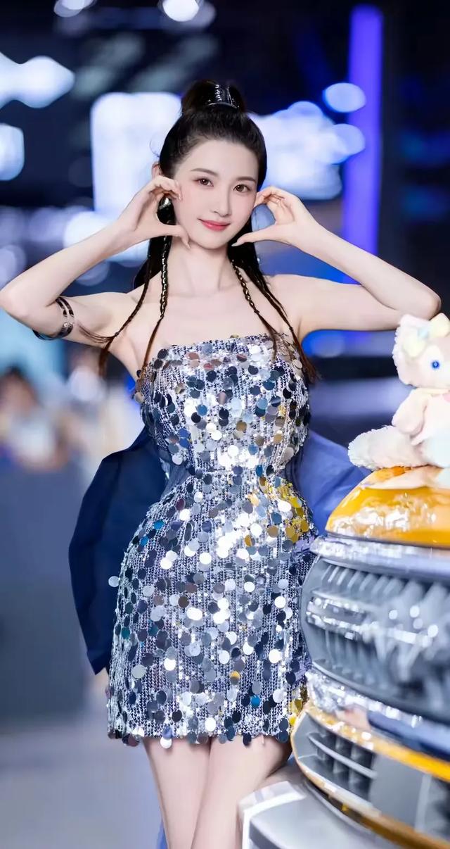 垂在胸前的小辫子，灵动俏皮。