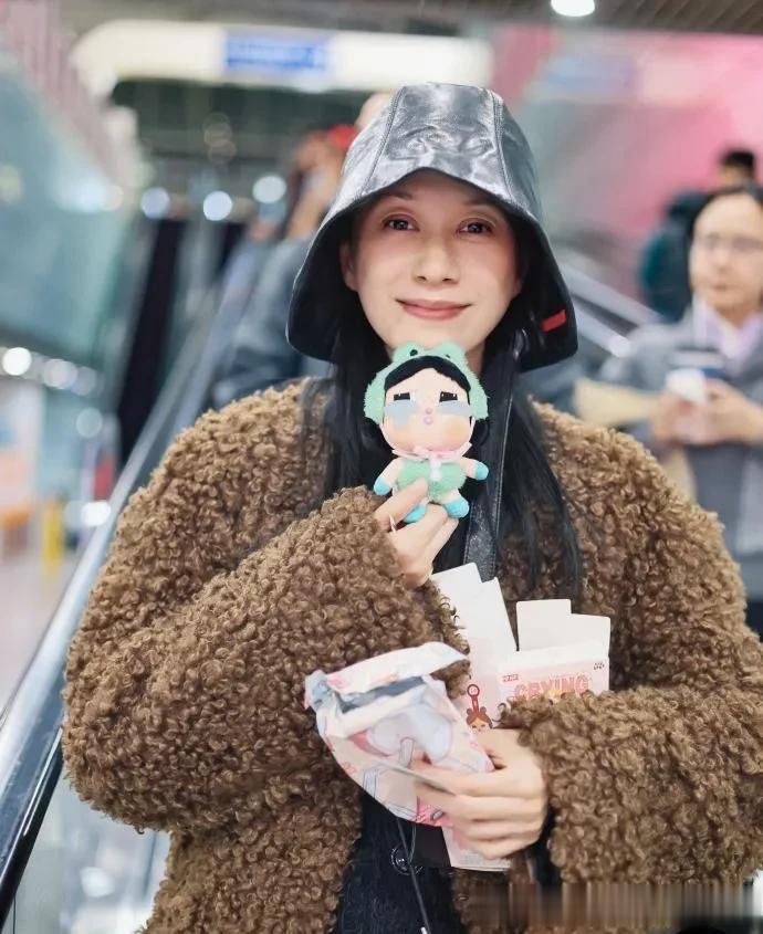 倪虹洁真会赶时髦！穿棕色羊羔毛外套+灰色毛呢裤，减龄又高级！