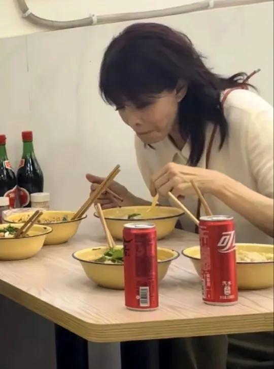 68岁郑裕玲在重庆餐馆吃面,打扮朴素,她的状态真的一言难尽!