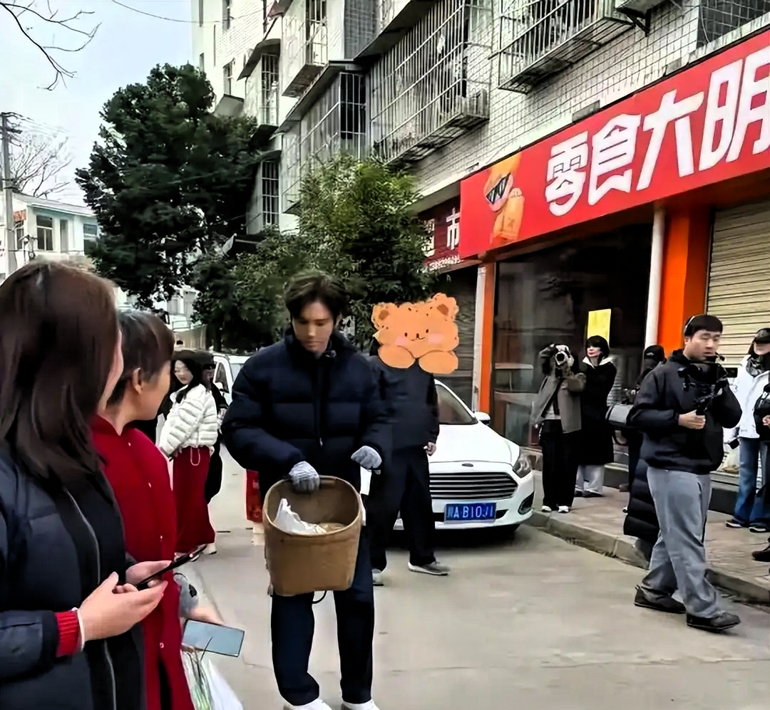 52岁钟汉良近照曝光，摆摊卖菜白发藏不住，状态引唏嘘