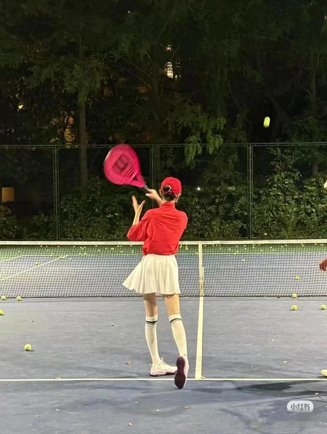 偶遇唐嫣打网球 红白配有活力背影纤细 自信又闪耀瞬间化身运动甜心