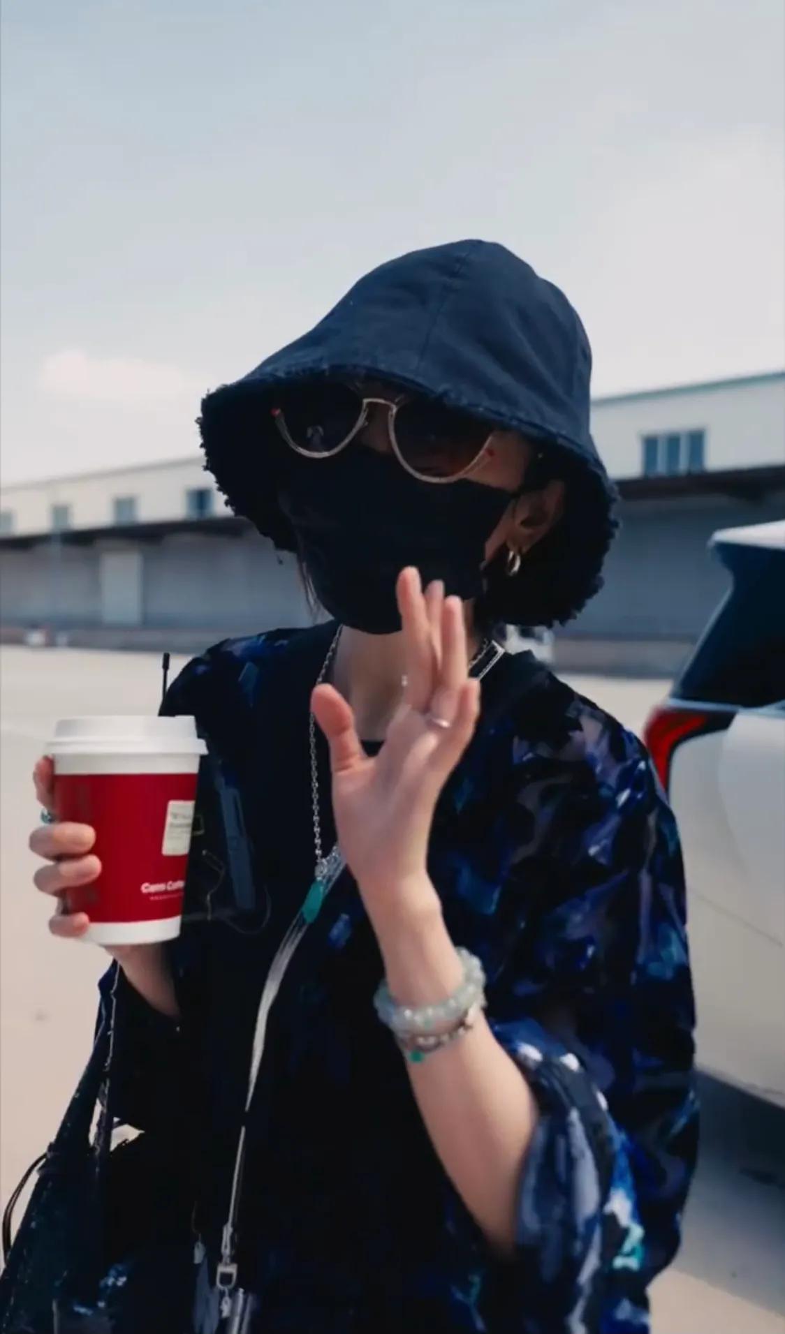 刘亦菲爱吃肉,杨幂穿睡衣上班,迪丽热巴又捂上了,宋佳私服帅气