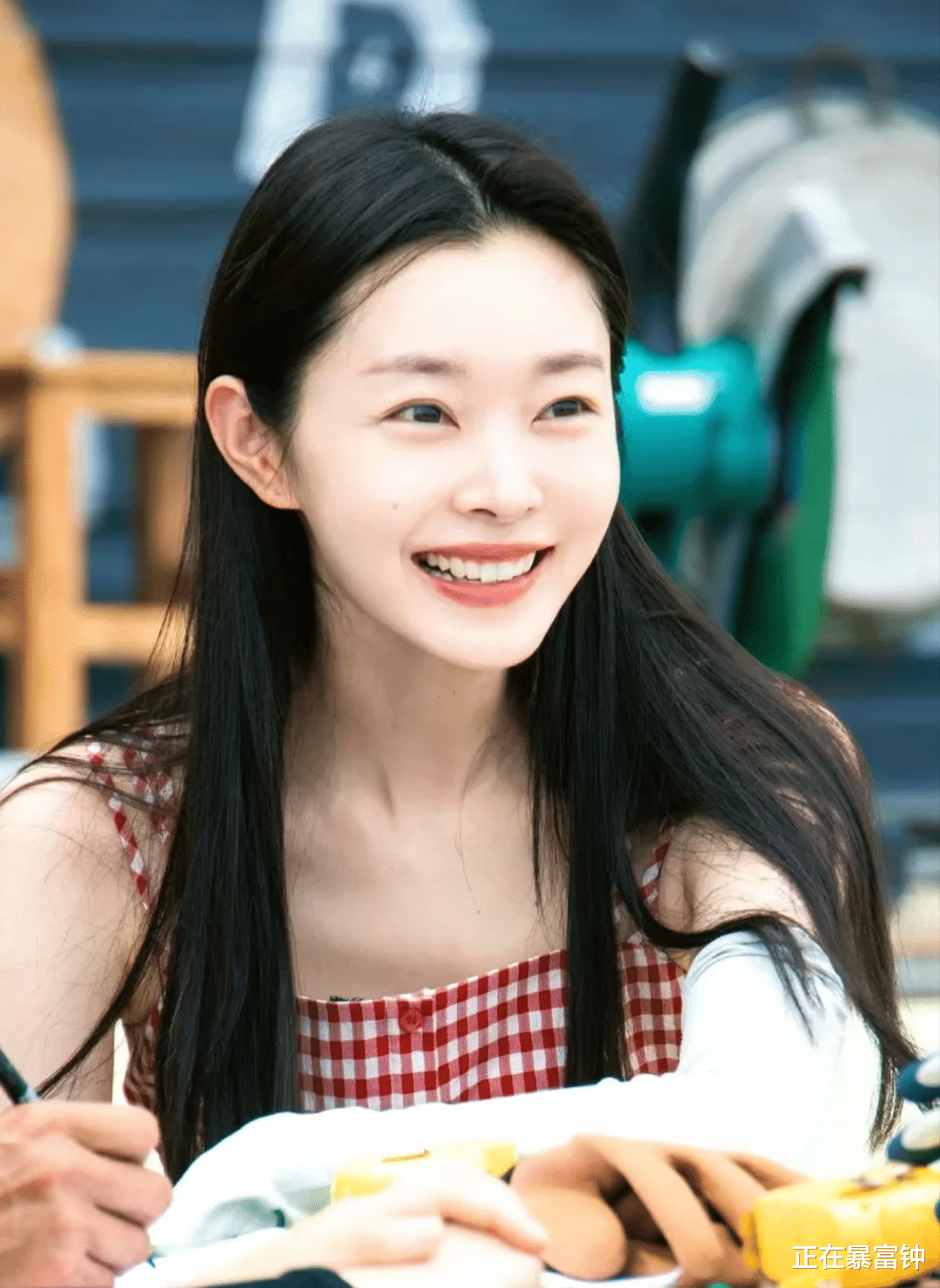 黑裙勾勒的高级感！宋轶亮相影视之夜，复古红唇气场全开