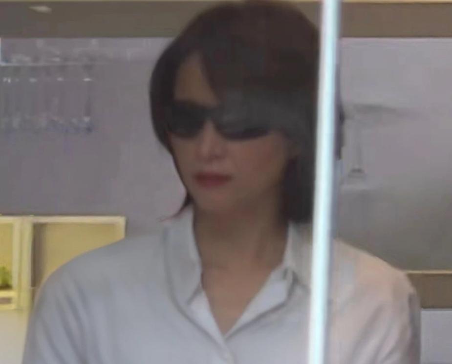 改国籍、当小三、替夫还债7亿，从央视离职的董卿现在混成这样？