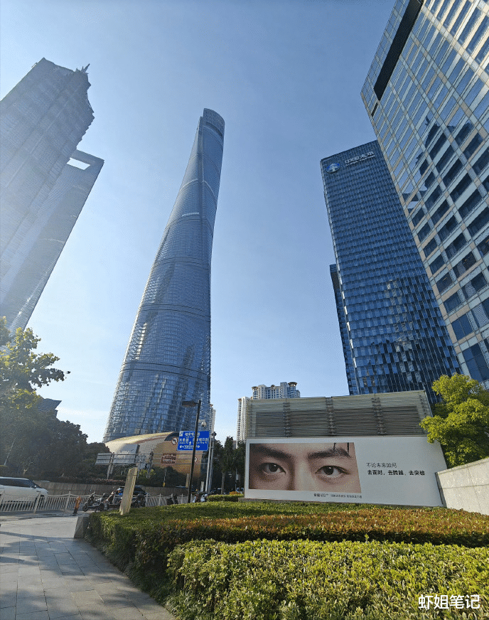 肖战新代言引爆全网，陆家嘴巨幅地广彰显巨星排面