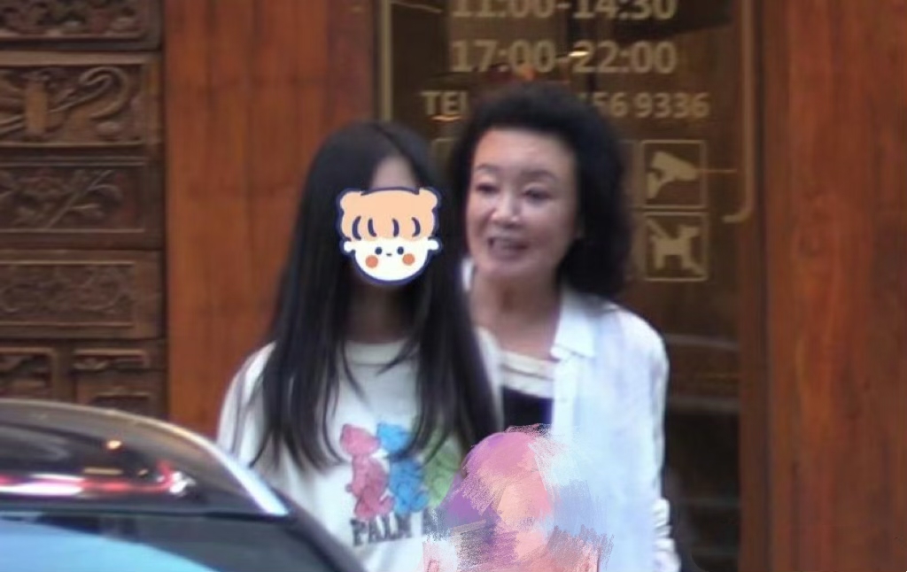 张兰带孙子孙女外出聚餐，小玥儿长发披肩气质出众，饭后拥抱分别