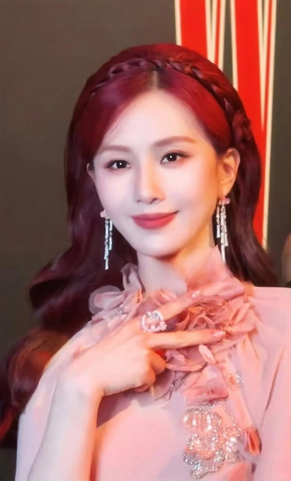 上海这一夜：刘诗诗穿成“黑寡妇”，倪妮背布洛芬小人，热巴惊艳