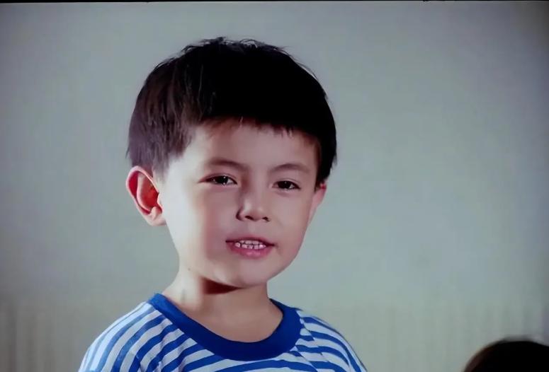 2岁时就火遍全国，却因身高被学校拒之门外，如今49岁已成导演