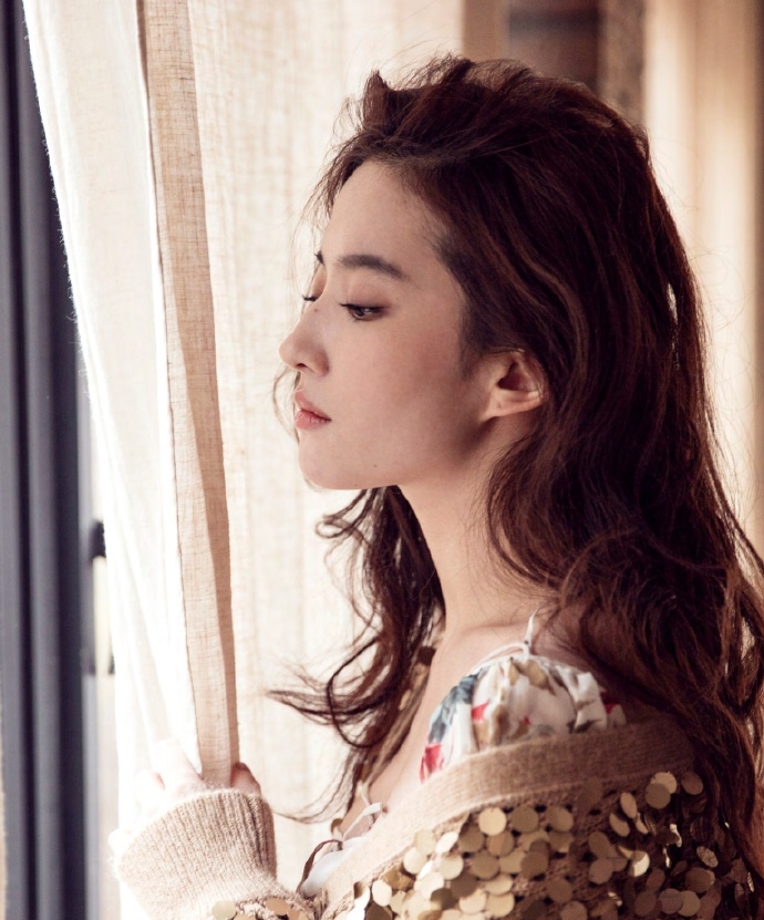 谁懂啊！40+刘亦菲的「美腿杀」还是内娱天花板！