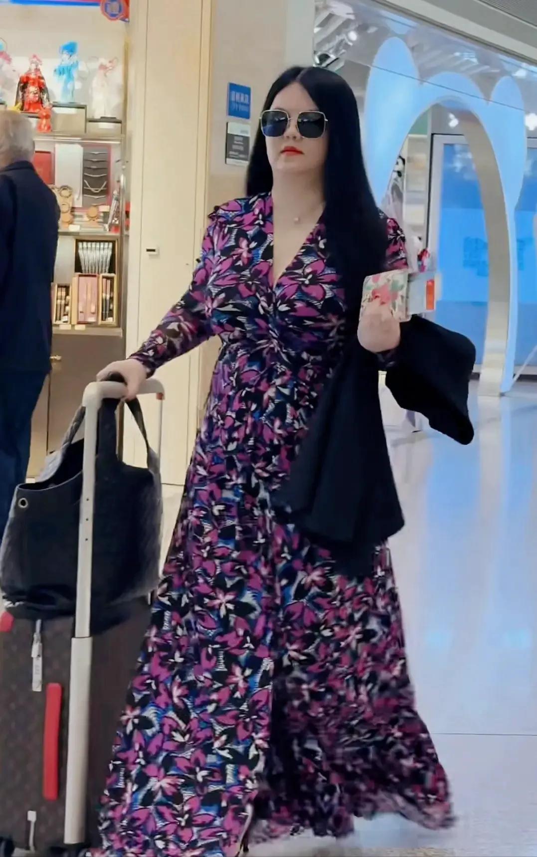 李湘带王诗龄看秀!比身边人胖一圈,有种血气十足的美,像两尊佛