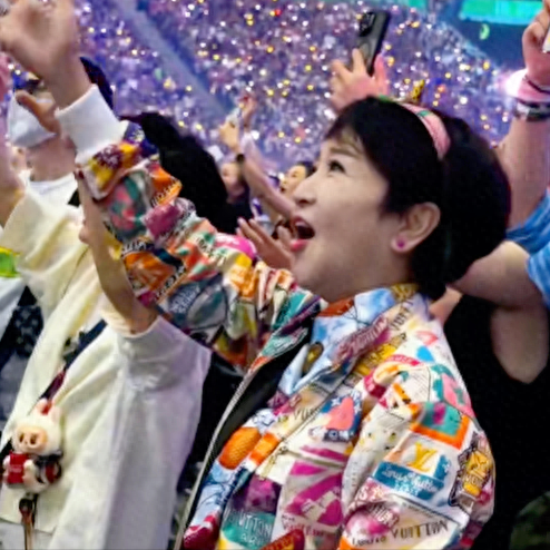 73岁狄波拉现身商场,当众为小11岁丈夫整头发,再婚25年依旧甜蜜