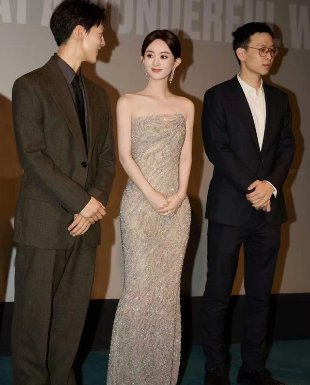 这次身穿高奢,手戴钻戒亮相美国的赵丽颖,真是“扬眉吐气”了