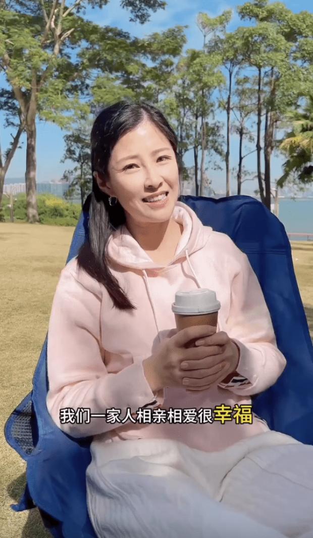 洪金宝长子一家四口移居深圳，住复式豪宅有两层楼，夫妻亲自搬家