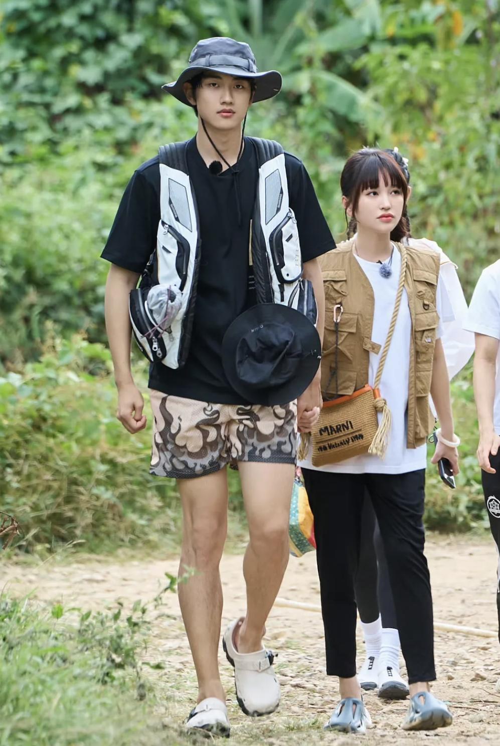 满是心酸！42岁著名歌手靠商演维持收入，宾客只顾吃席没人搭理