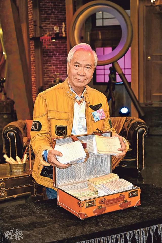 TVB老戏骨接女友出狱,手持大扎玫瑰花泪流满面,称会尽快去做1件事