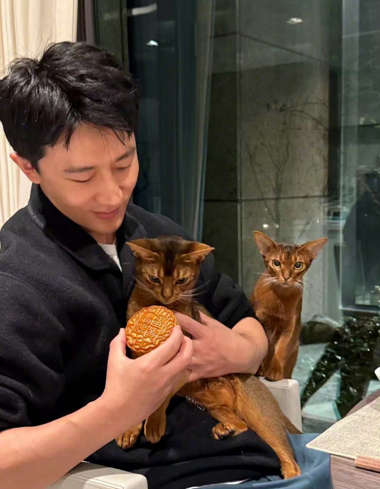 黄轩女友秀恩爱，在一起5年仍很甜，网友：这才是我们想要的嫂子