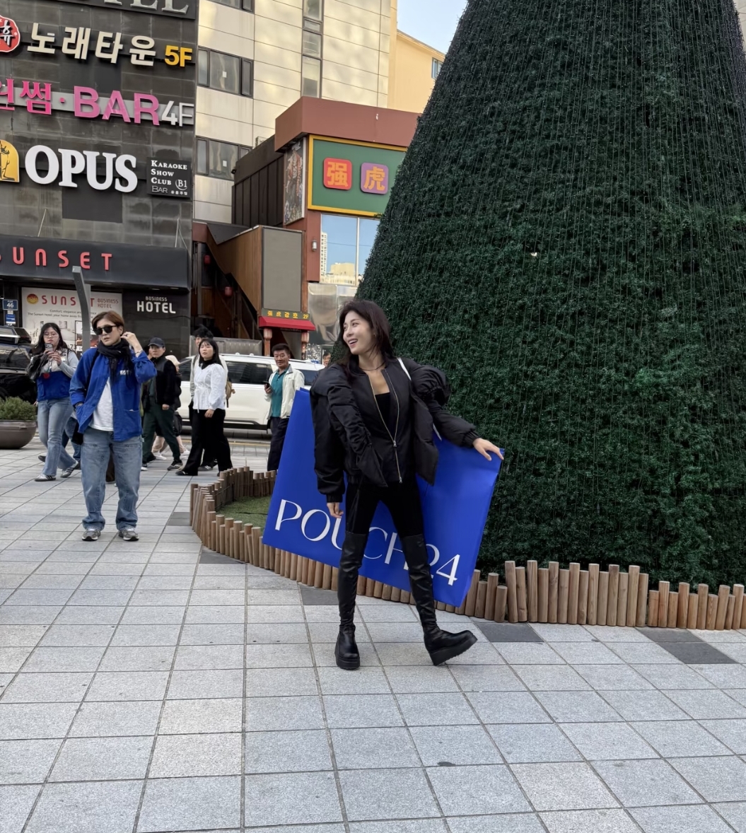 河智苑街头拍摄广告，穿黑色长筒靴筷子腿抢镜，看着更年轻漂亮了