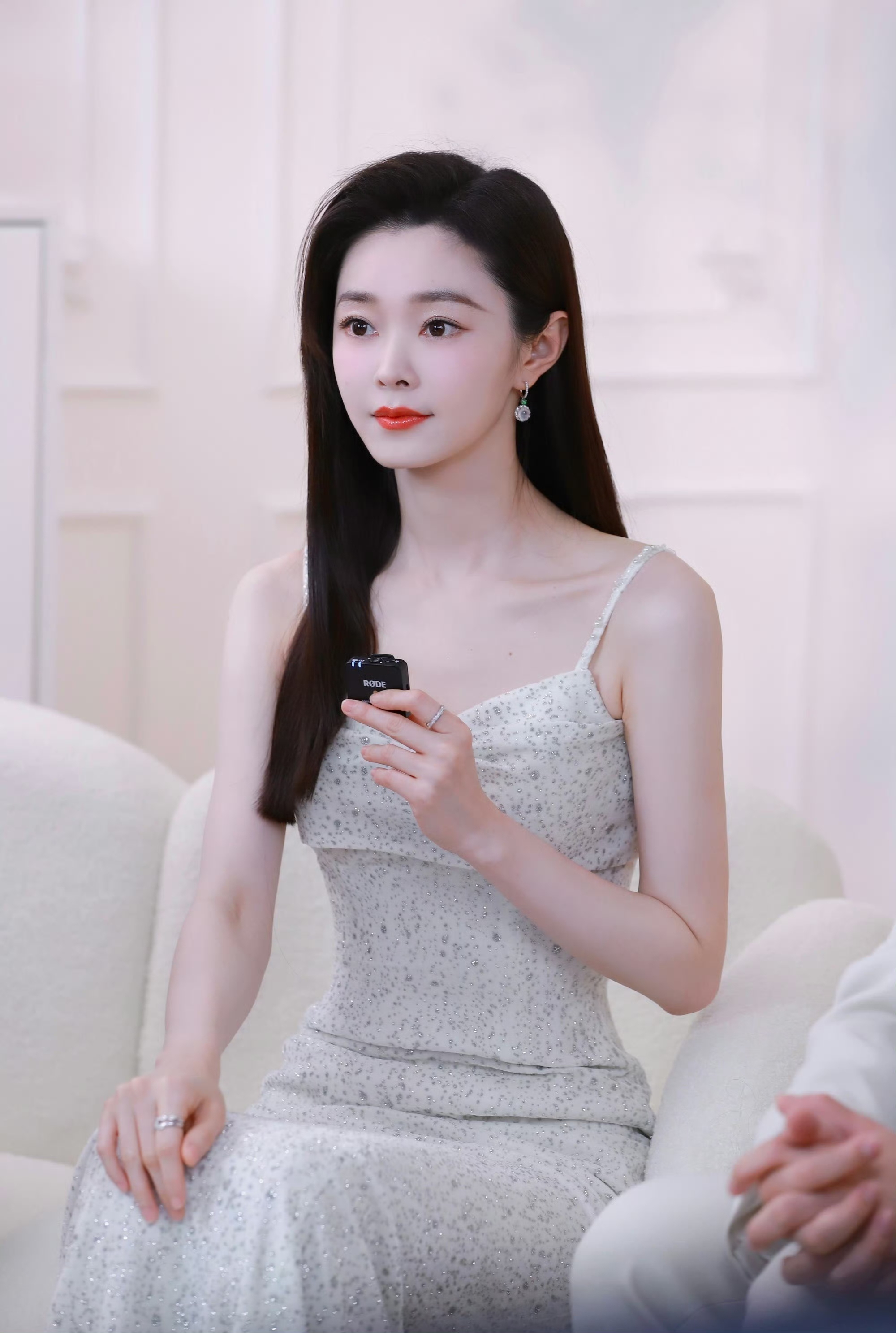 宋轶长发温柔，白色吊带裙甜美可人 ???