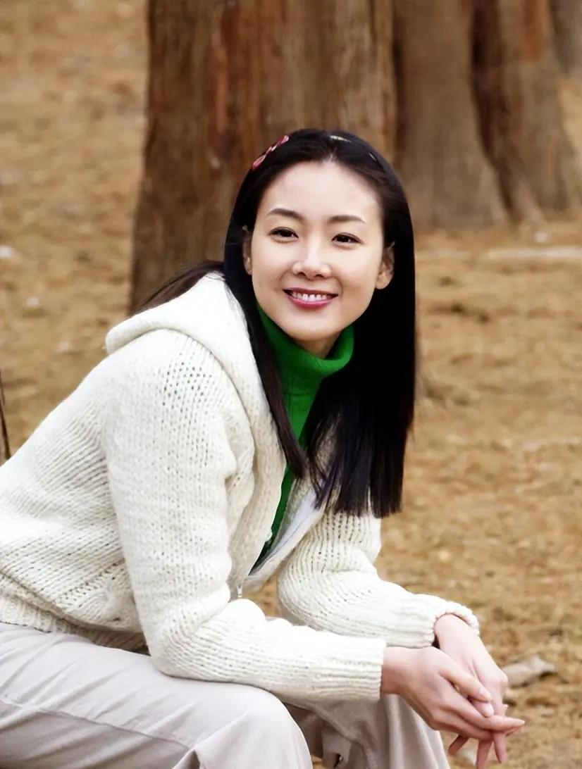 老了也是法拉利！50岁崔智友和45岁董洁一身白衣，各有各的高级