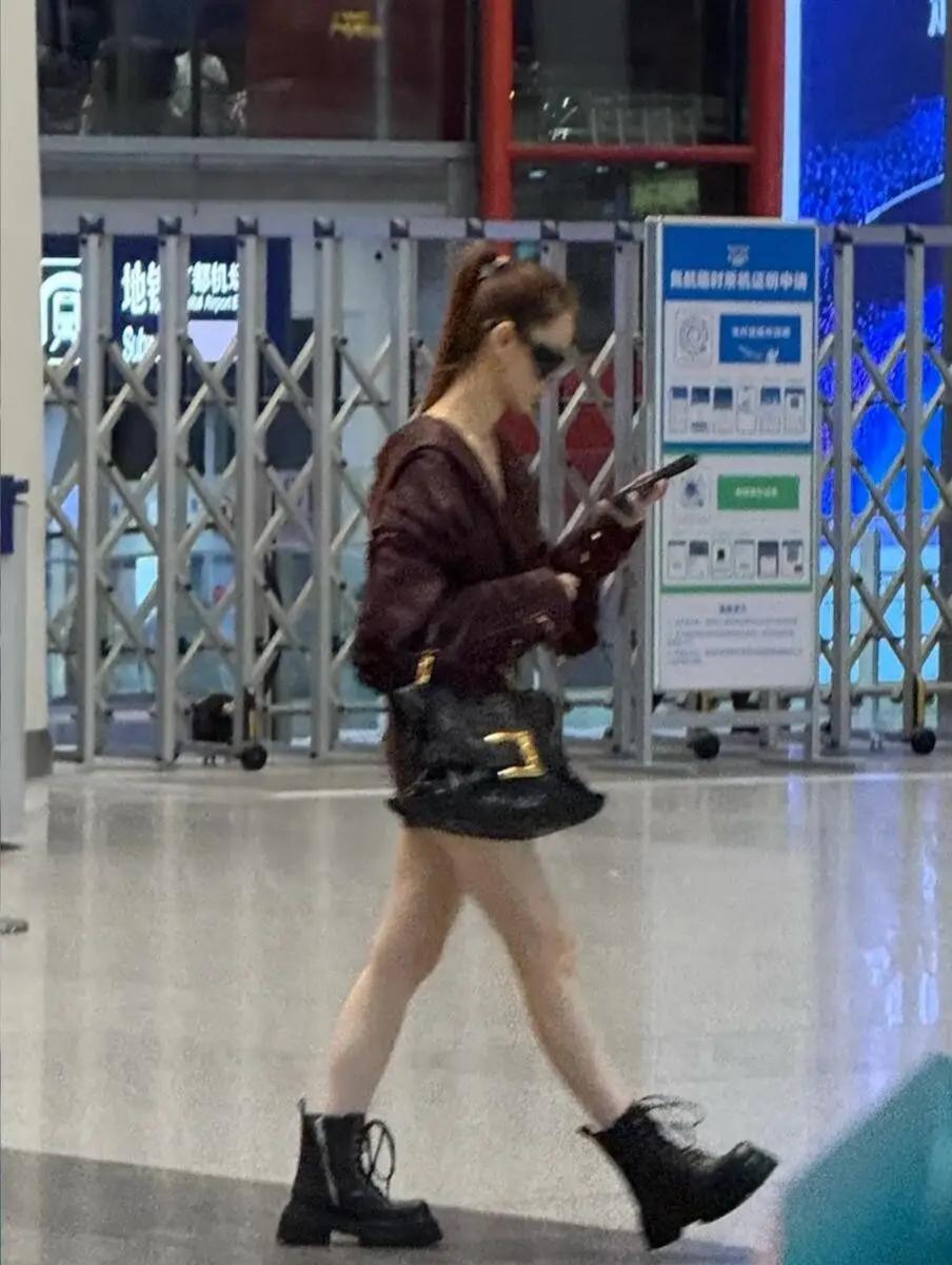 戚薇出发巴黎机场造型，深V皮质连衣裙搭高马尾，又飒又美