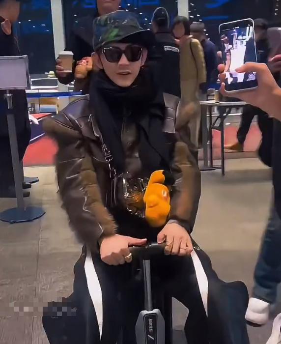 44岁“汪大东”颜值下跌，生图显老胡茬明显，牙齿不齐帅感全无