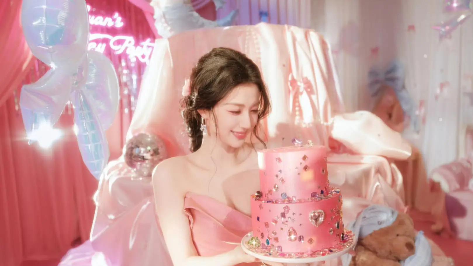 王楚然生日写真梦幻出圈，满头蝴蝶结演绎童话公主