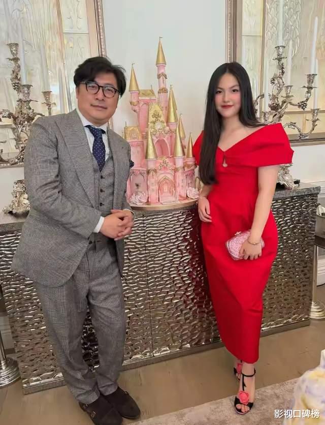 王岳伦与前妻和女儿购物,李湘双手叉腰很霸气,肚子很大像怀孕