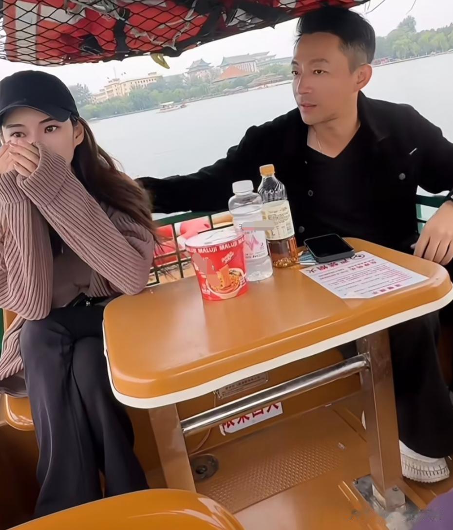 汪小菲和马筱梅现身北海公园，两个人手挽手散步，坐船游湖好浪漫
