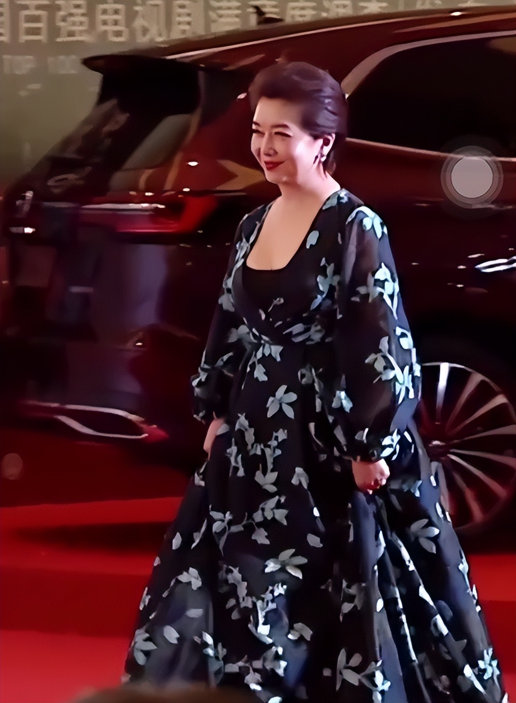 与靳东同居5年，57岁江珊生图肿胀不敢认，现身音乐剧断崖式衰老