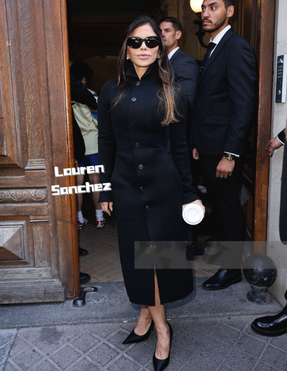 劳伦桑切斯首次以阔太身份现身，穿黑衣沉稳大气，同场还有杨紫琼