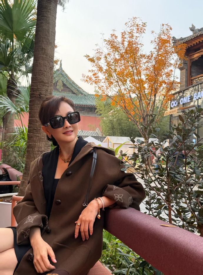 53岁牛莉近照身材火辣！穿4万大衣满身高奢，被大8岁富豪老公宠着