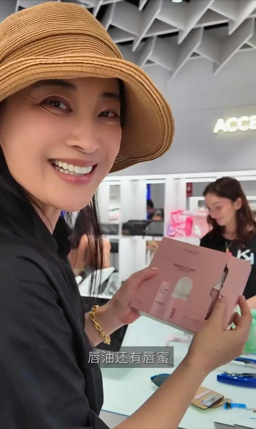 梅婷带着家人和哥哥一家在马德里旅游，兄妹共一张脸，嫂子很漂亮