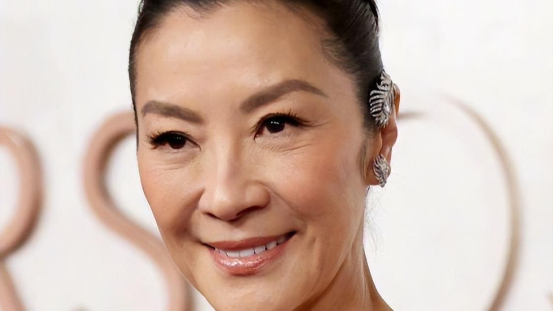 奥斯卡红毯：杨紫琼气场全开，陈冲太敢穿，Lisa穿了个啥？