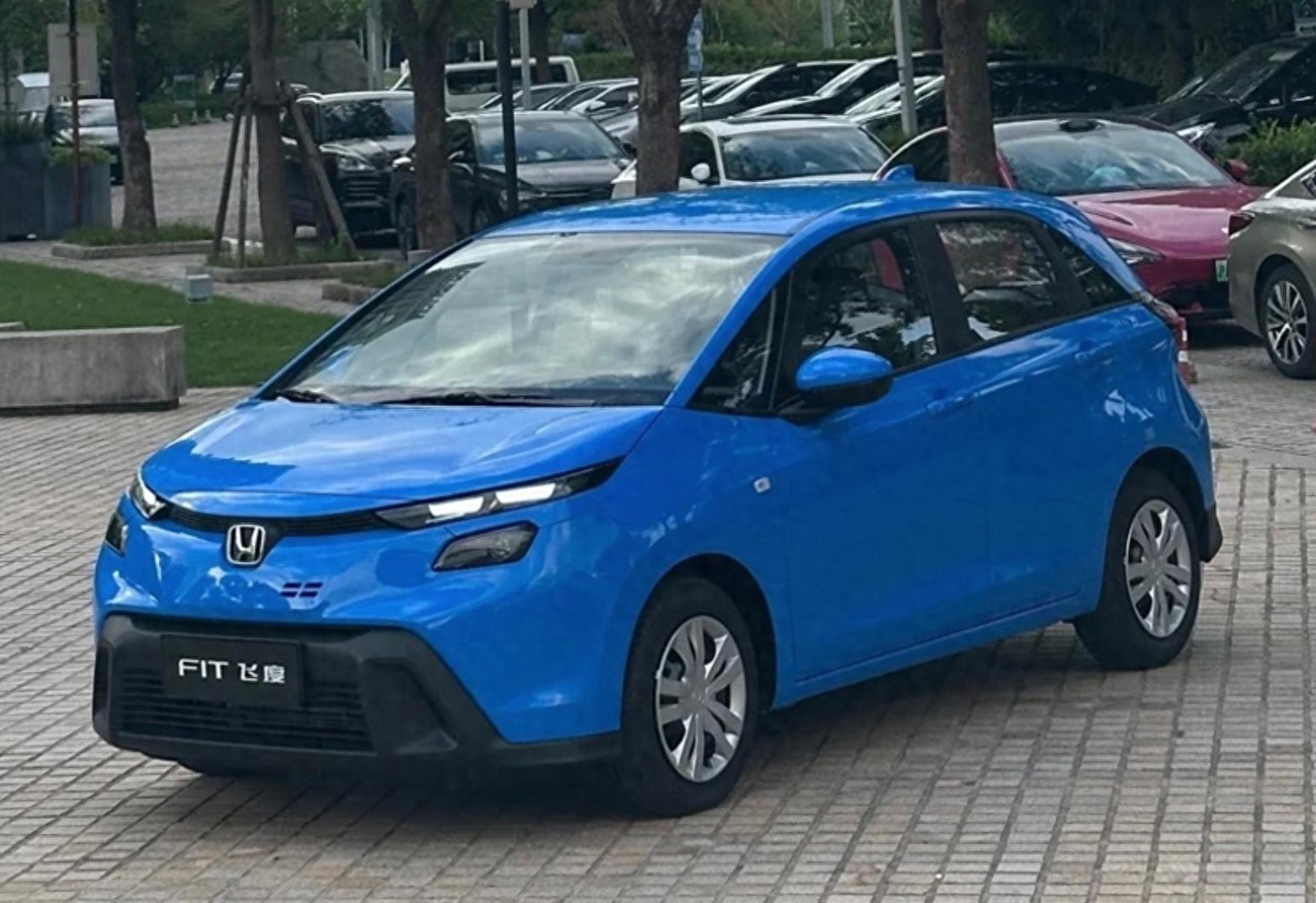 全新本田飞度实车曝光,前脸和尺寸新调整,售价多少合适