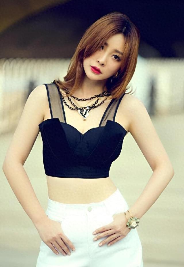 柳岩一改往日风格，简约搭配尽显时髦，轻松减龄，展现出别样魅力