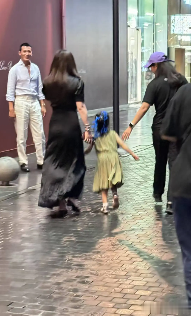 朱珠晒41岁生日宴，3岁女儿颜值不高但讨喜，刘亦菲露面身材一般