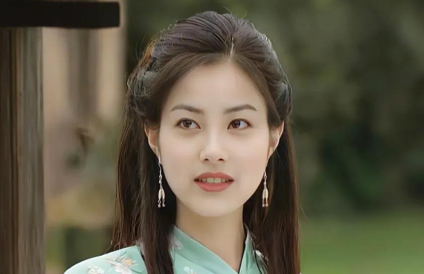 单亲，被家暴，46岁单身，平民天后如今却更美了！