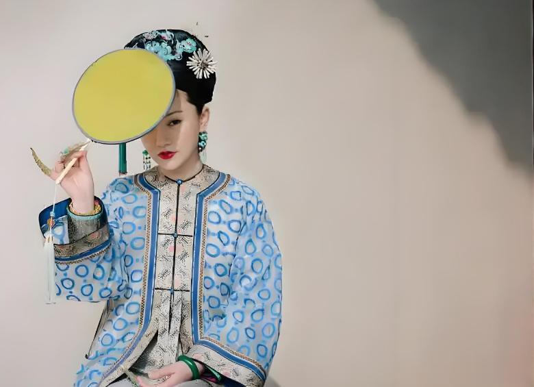 51岁周迅在巴黎时装周,满头白发不修边幅,网友太真实,太随性