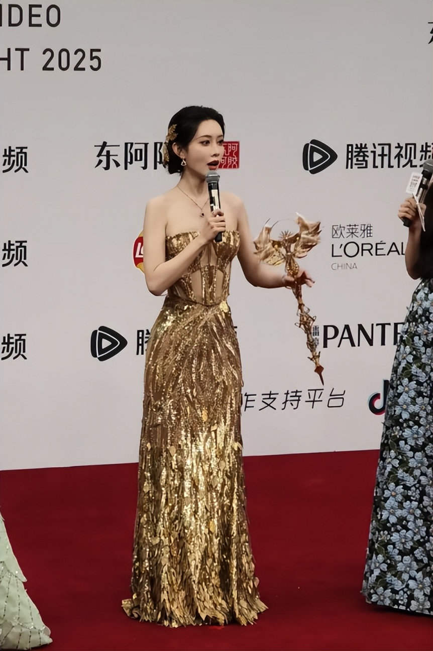 海口这晚，秦岚的腰、白露的脸，159cm“黑袍裹身”的她全场惊艳