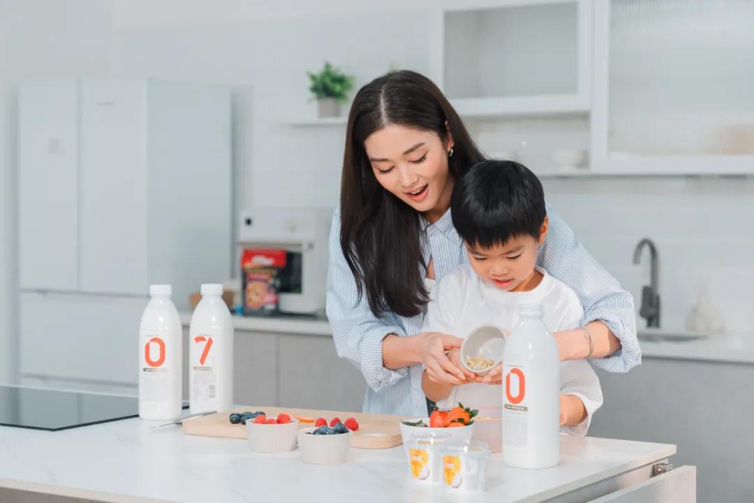 前TVB花旦首次与儿子合体拍广告,自爆跟老公特训爱子背对白