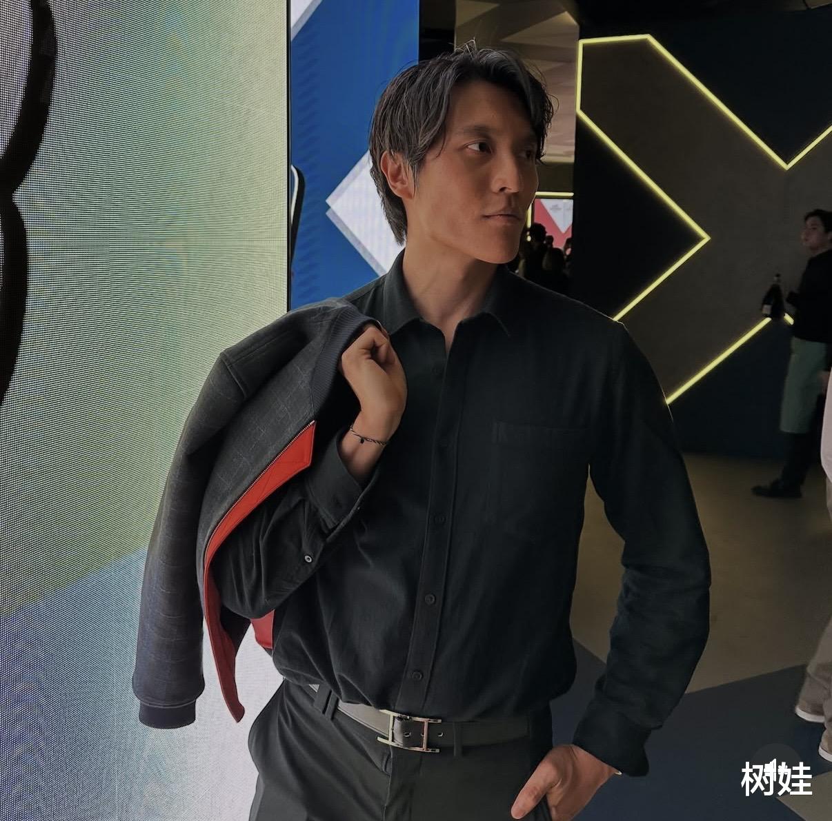 马德钟全家出席活动，27岁儿子携新女友亮相，女友仍是外国人很高